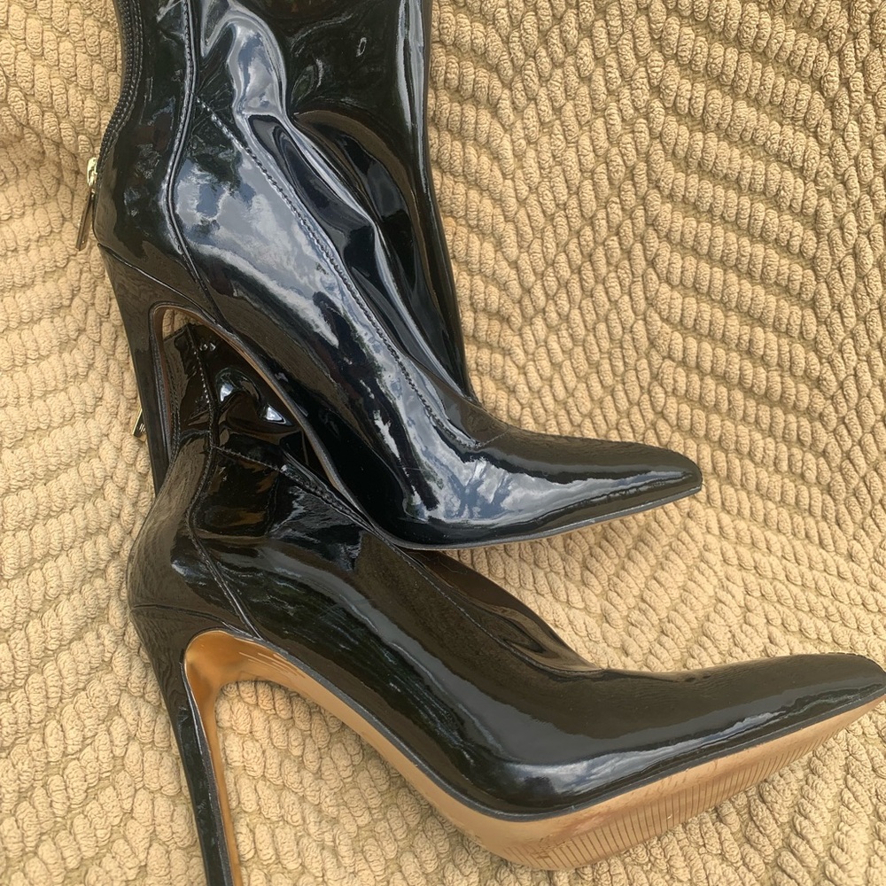 Jennifer Lopez Black Heeled Boots with Stiletto Elegance